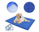 Килимок охолоджуючий L (88x49 см) для собак &mdash; фото Papillon Cooling Mat, розмір L &mdash; охолоджувальний килимок для собак зі спеціальним гелем, який автоматично активується під дією ваги та тиску тварини. Допомагає підтримувати комфортну температуру тіла собаки у спекотну пору року та забезпечує охолодження на 7&ndash;12 &deg;C нижче температури навколишнього середовища. Не потребує електрики, води, холодильника або попереднього заморожування. Працює до 3 годин безперервно, після чого для відновлення охолоджувальних властивостей килимок рекомендується залишити без навантаження приблизно на 1 годину.